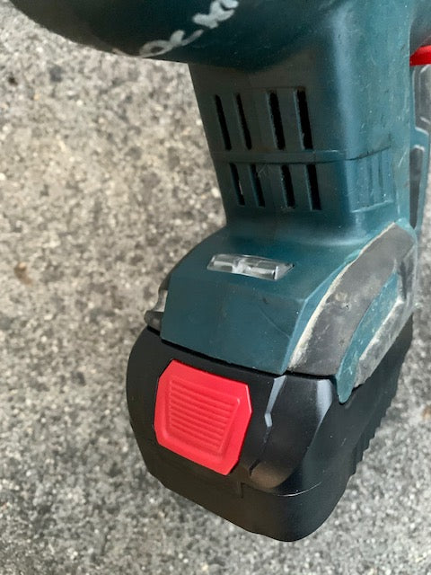 Makita 18v battery adaptor to Bosch Blue tools