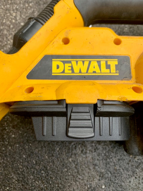 Milwaukee 18v slide on to Dewalt post style battery convertor, adaptor, LXT to XRP range