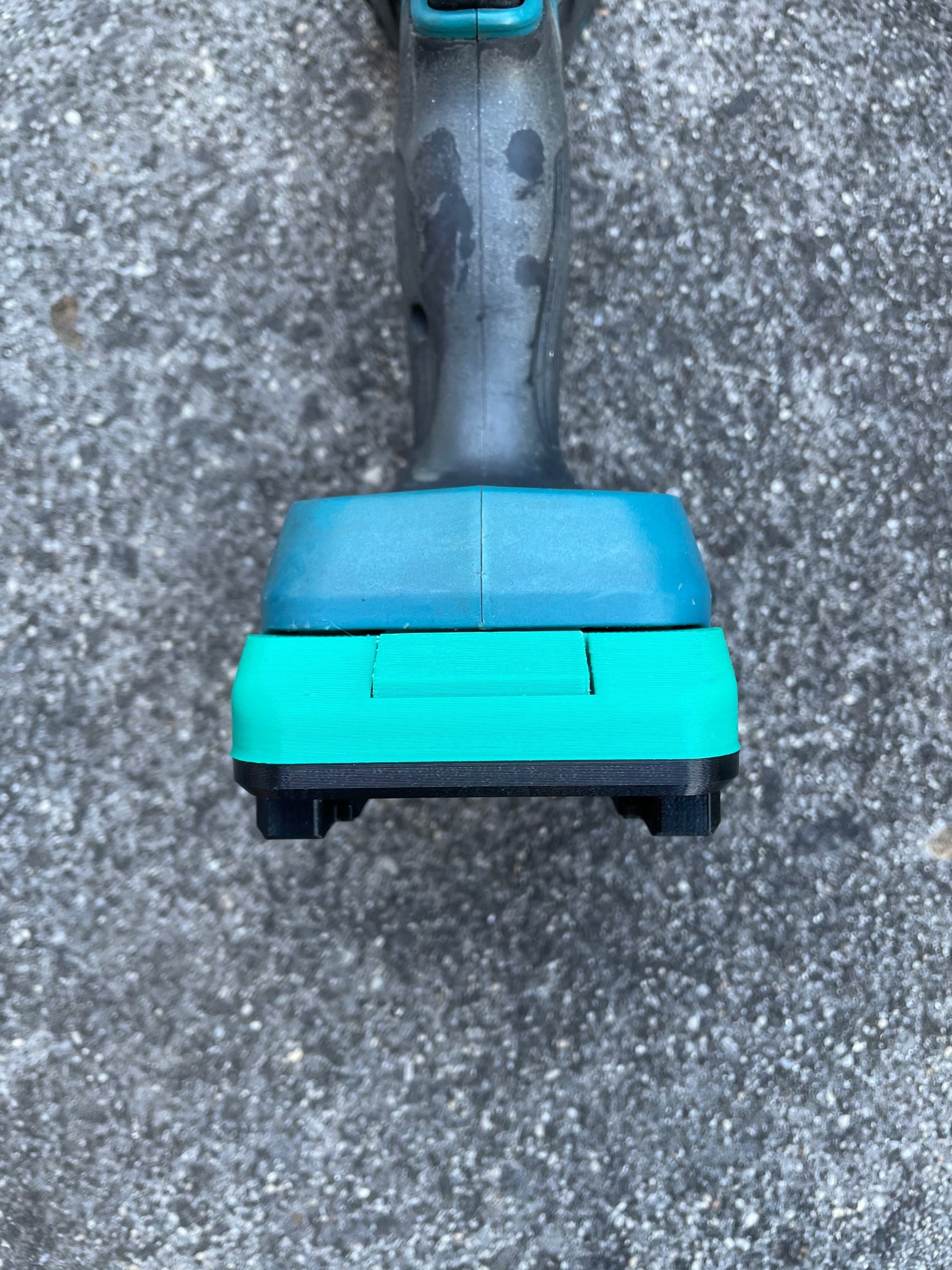 Ozito 18v battery adaptor to Makita 18v tools